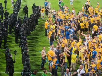 Braunschweiger Fans stürmten nach der Niederlage gegen Wolfsburg den Rasen. Foto: Julian Stratenschulte Braunschweiger Fans stürmten nach der Niederlage gegen Wolfsburg den Rasen. Foto: Julian Stratenschulte
