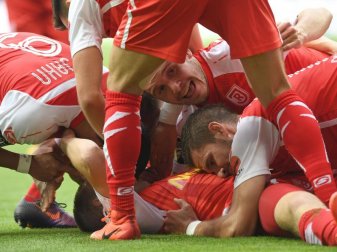 Die Spieler von Jahn Regensburg feiern den Aufstieg in die 2. Liga. Foto: Peter Kneffel