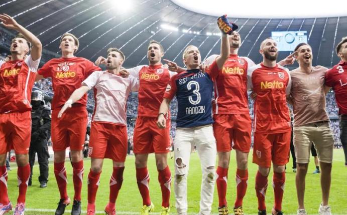 Die Spieler von Regensburg feiern den Austieg. Foto: Andreas Gebert