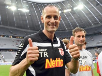 Regensburgs Trainer Heiko Herrlich ist stolz auf die Leistung seiner Spieler. Foto: Andreas Gebert Regensburgs Trainer Heiko Herrlich ist stolz auf die Leistung seiner Spieler. Foto: Andreas Gebert