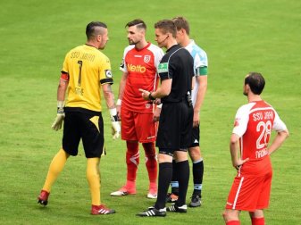 Schiedsrichter Daniel Siebert (M.) unterbrach das Spiel in München nach den Ausschreitungen für rund 15 Minuten. Foto: Andreas Gebert Schiedsrichter Daniel Siebert (M.) unterbrach das Spiel in München nach den Ausschreitungen für rund 15 Minuten. Foto: Andreas Gebert