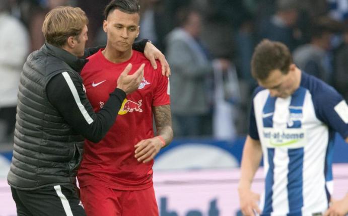 Leipzigs Trainer Ralf Hasenhüttl (l) wird nächste Saison wohl ohne Davie Selke (M.) auskommen müssen. Foto: Soeren Stache