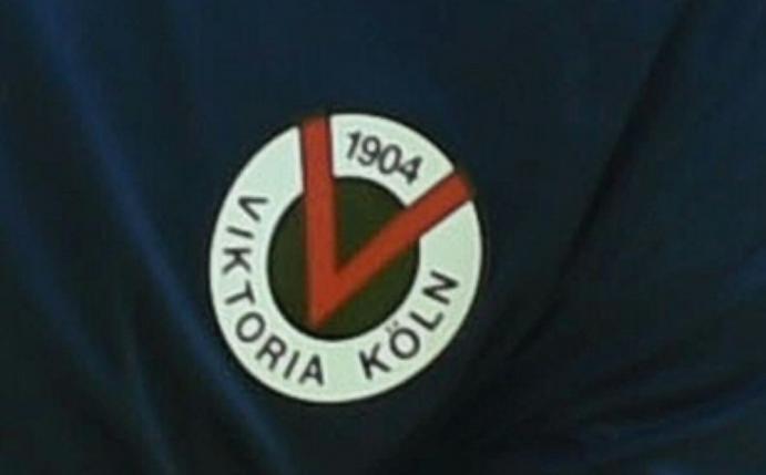 Mannschaftsbus von Viktoria Köln beschmiert