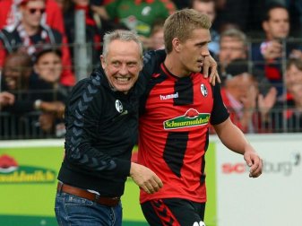 Nils Petersen (r) ist mit SC-Trainer Christian Streich sehr zufrieden. Foto: Patrick Seeger Nils Petersen (r) ist mit SC-Trainer Christian Streich sehr zufrieden. Foto: Patrick Seeger