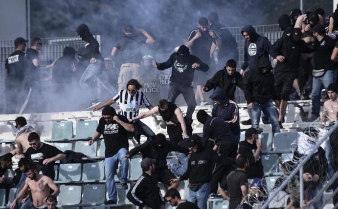 Chaos in Volos: Fans der gegnerischen Mannschaften liefern sich heftige Auseinandersetzungen miteinander und mit der Polizei. Foto: Giannis Papanikos