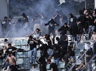 Chaos in Volos: Fans der gegnerischen Mannschaften liefern sich heftige Auseinandersetzungen miteinander und mit der Polizei. Foto: Giannis Papanikos Chaos in Volos: Fans der gegnerischen Mannschaften liefern sich heftige Auseinandersetzungen miteinander und mit der Polizei. Foto: Giannis Papanikos