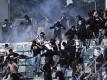 Chaos in Volos: Fans der gegnerischen Mannschaften liefern sich heftige Auseinandersetzungen miteinander und mit der Polizei. Foto: Giannis Papanikos