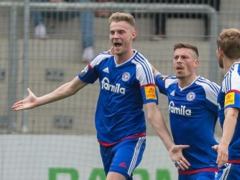 Marvin Ducksch (l) spielt eine weitere Sasion für Holstein Kiel, jetzt in der Zweiten Liga. Foto: Daniel Maurer