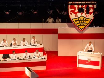 VfB-Sportvorstand Jan Schindelmeiser (r) spricht in Stuttgart zu Vereinsmitgliedern. Foto: Christoph Schmidt VfB-Sportvorstand Jan Schindelmeiser (r) spricht in Stuttgart zu Vereinsmitgliedern. Foto: Christoph Schmidt