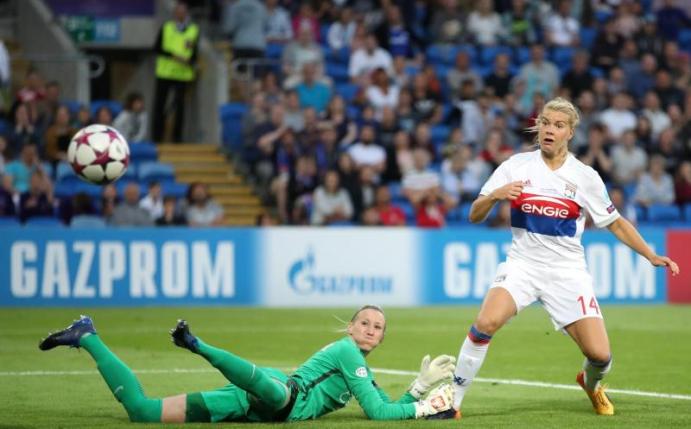 Lyons Ada Hegerberg (r) schießt aufs Tor von Katarzyna Kiedrzynek. Foto: Nick Potts