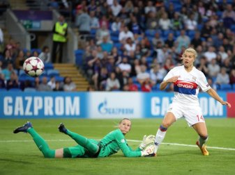 Lyons Ada Hegerberg (r) schießt aufs Tor von Katarzyna Kiedrzynek. Foto: Nick Potts Lyons Ada Hegerberg (r) schießt aufs Tor von Katarzyna Kiedrzynek. Foto: Nick Potts