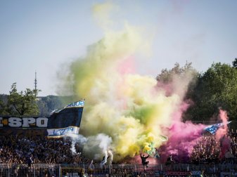 Jena-Anhänger zündeten Pyrotechnik ab Jena-Anhänger zündeten Pyrotechnik ab