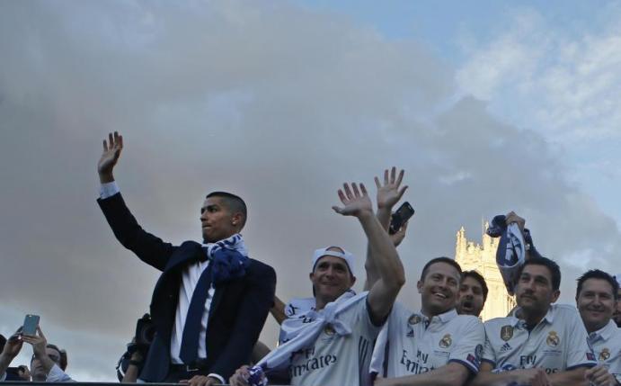 Real Madrid feiert mit den Fans in der Stadt den Champions-League-Triumph. Foto: Paul White