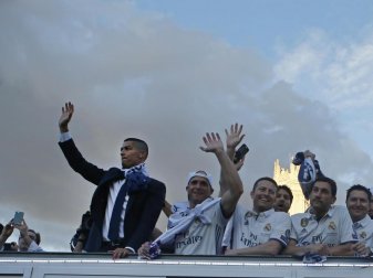 Real Madrid feiert mit den Fans in der Stadt den Champions-League-Triumph. Foto: Paul White Real Madrid feiert mit den Fans in der Stadt den Champions-League-Triumph. Foto: Paul White