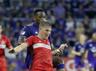 Bastian Schweinsteiger und Co. konnten trotz Überzahl nicht gewinnen. Foto: John Raoux Bastian Schweinsteiger und Co. konnten trotz Überzahl nicht gewinnen. Foto: John Raoux