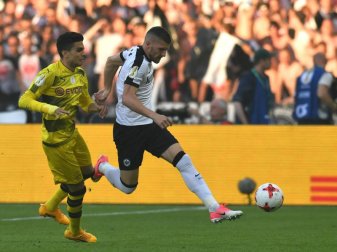 Ante Rebic (r) wird Frankfurt verlassen. Foto: Bernd Thissen Ante Rebic (r) wird Frankfurt verlassen. Foto: Bernd Thissen