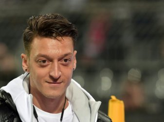 Mesut Özil schwärmt von seinem Ex-Klub Schalke 04 Mesut Özil schwärmt von seinem Ex-Klub Schalke 04