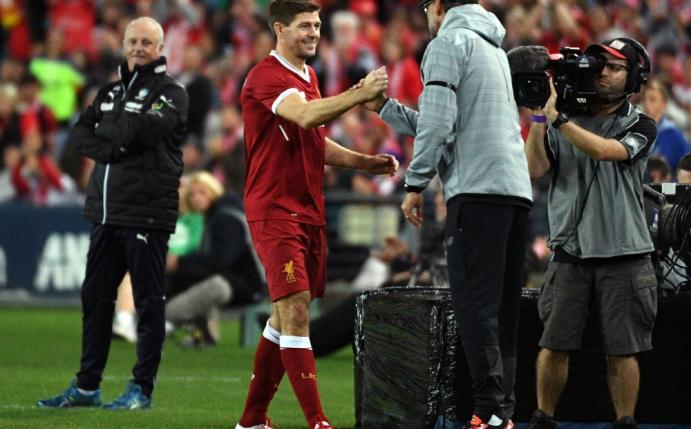 Jürgen Klopp (r.) bildet Steven Gerrard zum Trainer aus