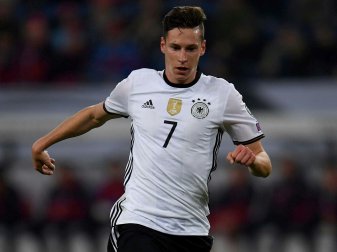 Julian Draxler führt das Team als Kapitän aufs Feld Julian Draxler führt das Team als Kapitän aufs Feld