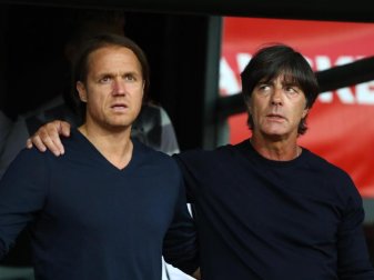 Joachim Löw (r) und Thomas Schneider singen die deutsche Nationalhymne vor dem Spiel. Foto: Christian Charisius Joachim Löw (r) und Thomas Schneider singen die deutsche Nationalhymne vor dem Spiel. Foto: Christian Charisius