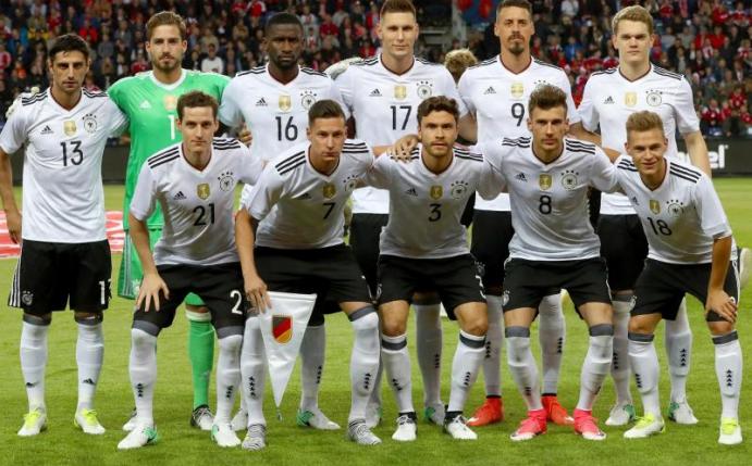 Julian Draxler (mit Wimpel) wird auch beim Confed Cup der Kapitän des DFB-Teams sein. Foto: Ina Fassbender
