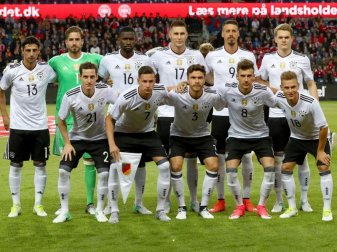 Julian Draxler (mit Wimpel) wird auch beim Confed Cup der Kapitän des DFB-Teams sein. Foto: Ina Fassbender Julian Draxler (mit Wimpel) wird auch beim Confed Cup der Kapitän des DFB-Teams sein. Foto: Ina Fassbender