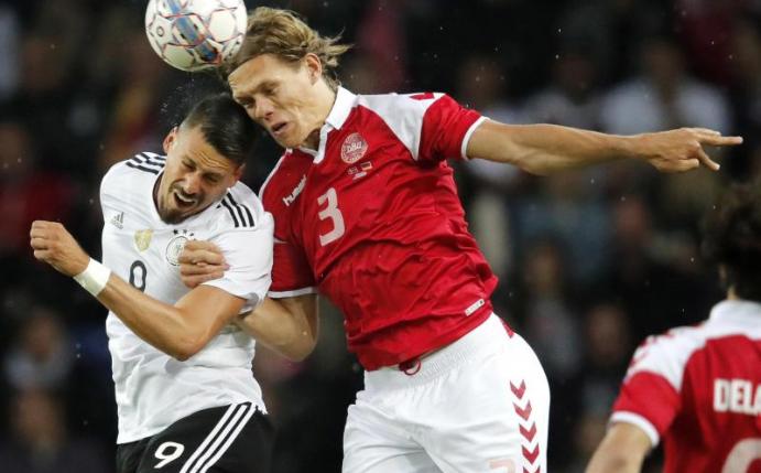 Sandro Wagner (l) im Zweikampf mit Dänemarks Jannik Vestergaard. Foto: Jens Dresling