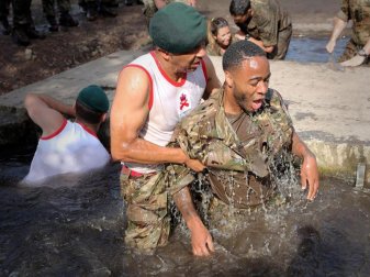 Auch Englands Stürmer Raheem Sterling wurde ordentlich durch den Schlamm gezogen. Foto: Royal Navy Auch Englands Stürmer Raheem Sterling wurde ordentlich durch den Schlamm gezogen. Foto: Royal Navy