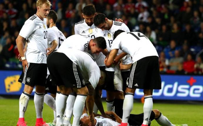 Die DFB-Spieler gratulieren Joshua Kimmich zu seinem Treffer. Foto: Christian Charisius