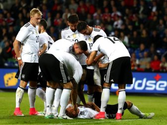 Die DFB-Spieler gratulieren Joshua Kimmich zu seinem Treffer. Foto: Christian Charisius Die DFB-Spieler gratulieren Joshua Kimmich zu seinem Treffer. Foto: Christian Charisius