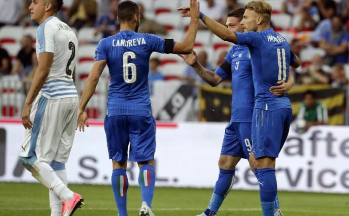 Die Italiener (r) feiern das 1:0 gegen Uruguay. Foto: Claude Paris