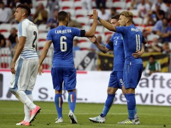 Die Italiener (r) feiern das 1:0 gegen Uruguay. Foto: Claude Paris Die Italiener (r) feiern das 1:0 gegen Uruguay. Foto: Claude Paris