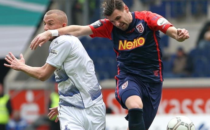 Jahn Regensburg hat mit Marcel Hofrath (r.) verlängert 