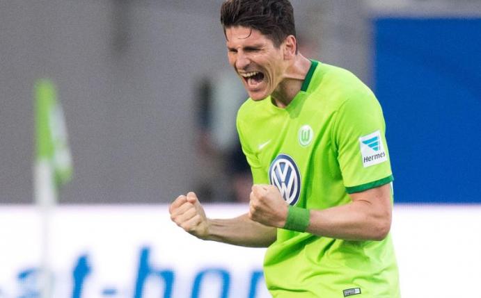Mario Gomez bleibt Wolfsburg treu. Foto: Julian Stratenschulte