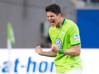 Mario Gomez bleibt Wolfsburg treu. Foto: Julian Stratenschulte Mario Gomez bleibt Wolfsburg treu. Foto: Julian Stratenschulte