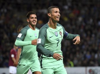 Cristiano Ronaldo (7) erzielte für Portugal zwei der Tore zum 3:0-Sieg gegen Lettland. Foto: Roman Koksarov Cristiano Ronaldo (7) erzielte für Portugal zwei der Tore zum 3:0-Sieg gegen Lettland. Foto: Roman Koksarov