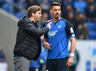 Die Vertragsverlängerung von Hoffenheims Trainer Julian Nagelsmann (l) spielt für Sandro Wagner (r) keine Rolle. Foto: Uwe Anspach