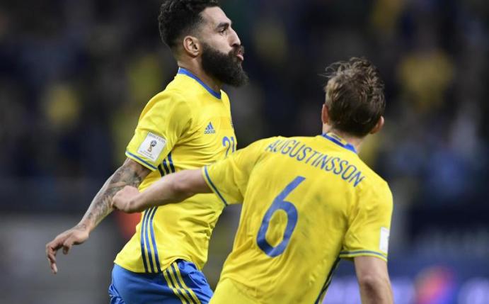 Die Schweden Jimmy Durmaz (l) und Ludwig Augustinsson feiern das 2:1 gegen Frankreich. Foto: Marcus Ericsson/TT News Agency/AP