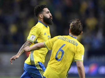 Die Schweden Jimmy Durmaz (l) und Ludwig Augustinsson feiern das 2:1 gegen Frankreich. Foto: Marcus Ericsson/TT News Agency/AP Die Schweden Jimmy Durmaz (l) und Ludwig Augustinsson feiern das 2:1 gegen Frankreich. Foto: Marcus Ericsson/TT News Agency/AP