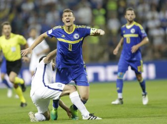 Edin Dzeko (r) von Bosnien-Herzegowina wird vom Griechen Sokratis Papastathopoulos (l) gefoult. Foto: Amel Emric Edin Dzeko (r) von Bosnien-Herzegowina wird vom Griechen Sokratis Papastathopoulos (l) gefoult. Foto: Amel Emric