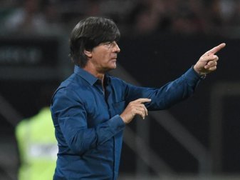 Bundestrainer Joachim Löw aus Deutschland steht gestikulierend an der Seitenlinie. Foto: Andreas Gebert Bundestrainer Joachim Löw aus Deutschland steht gestikulierend an der Seitenlinie. Foto: Andreas Gebert