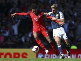 Der Engländer Dele Alli (l) kämpft mit Schottlands James Morrison um den Ball. Foto: Scott Heppell Der Engländer Dele Alli (l) kämpft mit Schottlands James Morrison um den Ball. Foto: Scott Heppell