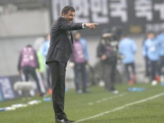 Neuseelands Trainer Anthony Hudson musste mit seiner Mannschaft eine Niederlage im Testspiel hinnehmen. Foto: Jeon Heon-Kyun/Archiv Neuseelands Trainer Anthony Hudson musste mit seiner Mannschaft eine Niederlage im Testspiel hinnehmen. Foto: Jeon Heon-Kyun/Archiv