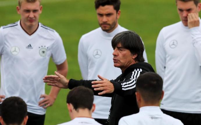 Bundestrainer Joachim Löw (M.) hat in Russland nicht sein erstes Aufgebot dabei. Foto: Daniel Karmann