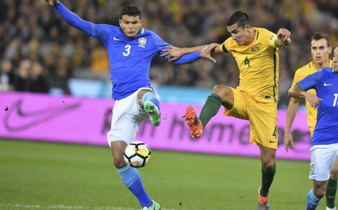 Der Australier Tim Cahill (r) im Zweikampf mit dem Brasilianer Thiago Silva (l). Foto: Andy Brownbill