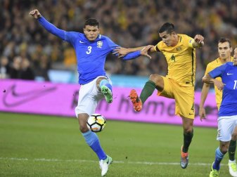 Der Australier Tim Cahill (r) im Zweikampf mit dem Brasilianer Thiago Silva (l). Foto: Andy Brownbill Der Australier Tim Cahill (r) im Zweikampf mit dem Brasilianer Thiago Silva (l). Foto: Andy Brownbill