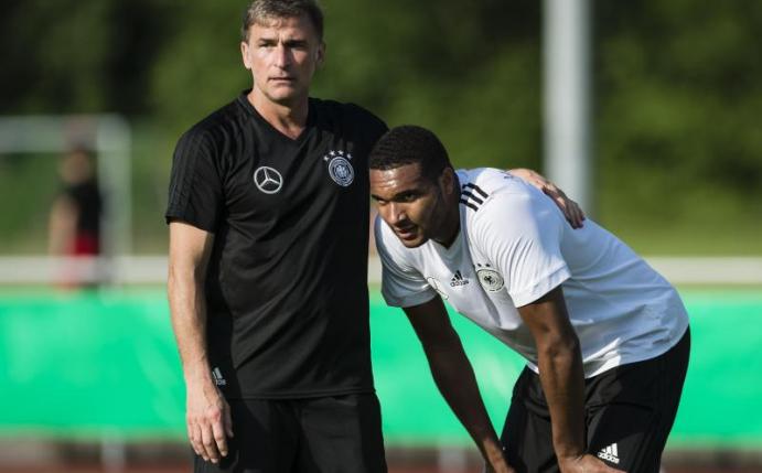 Trainer Stefan Kuntz muss auf Jonathan Tah verzichten. Foto: Andreas Gebert
