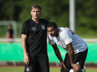 Trainer Stefan Kuntz muss auf Jonathan Tah verzichten. Foto: Andreas Gebert Trainer Stefan Kuntz muss auf Jonathan Tah verzichten. Foto: Andreas Gebert