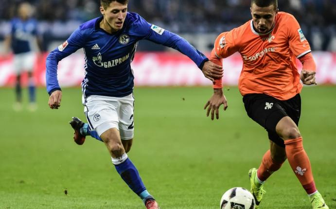 Der 1. FC Kaiserslautern leiht Leon Guwara (r.) aus