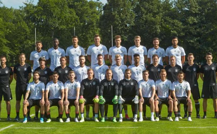 Die deutsche Fußball-Nationalmannschaft, Besetzung Confed Cup 2017, hat sich in Kelsterbach zum Mannschaftsfoto aufgestellt. Foto: Thomas Frey